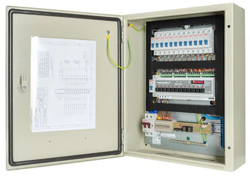 Switched-power relay cabinet for lighting systems